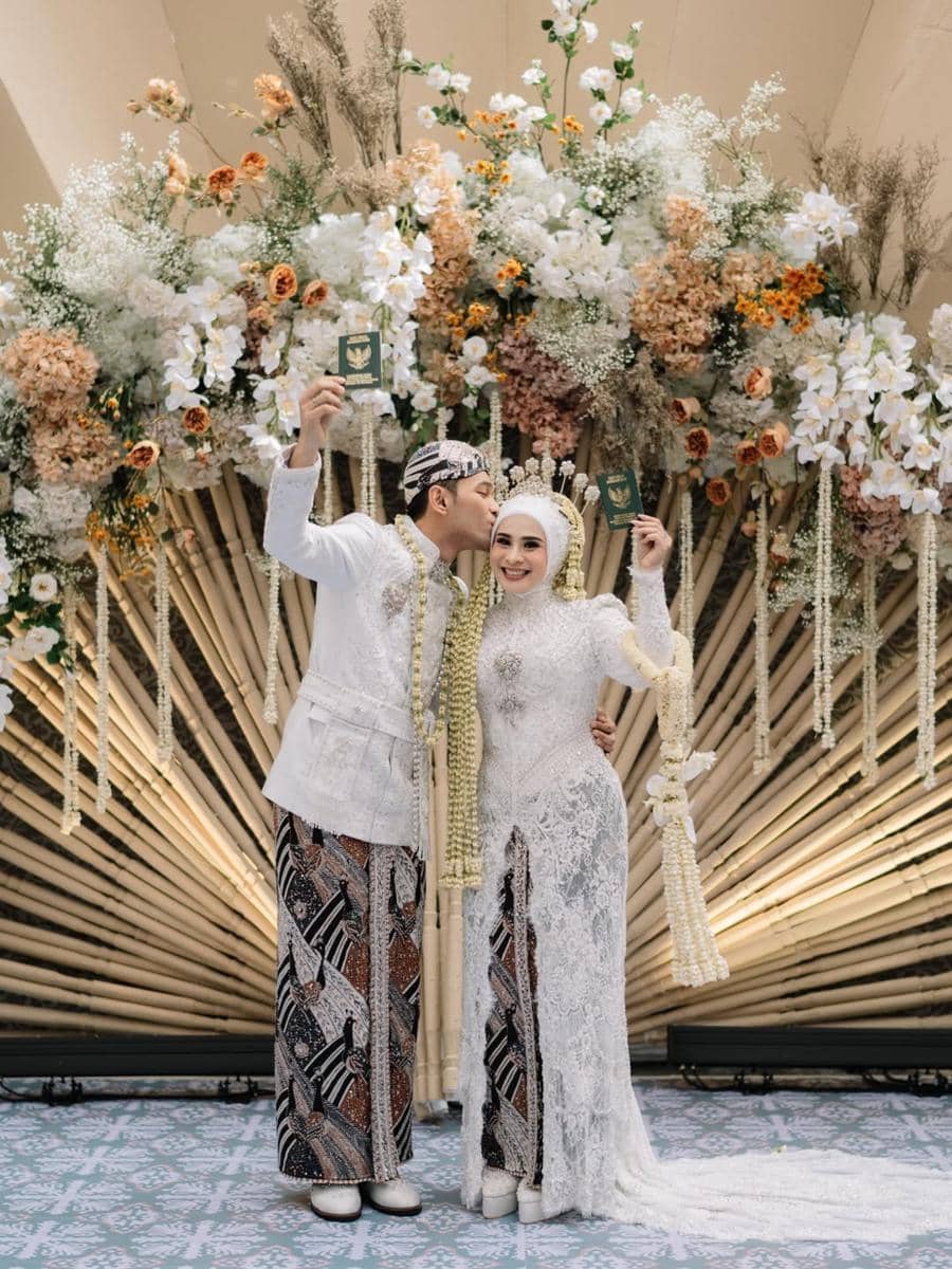 Akad Nikah 🤍Wo - @akassawedding Venue - @bumipermasih Decoration - @atmadja.decoration Catering.jpg