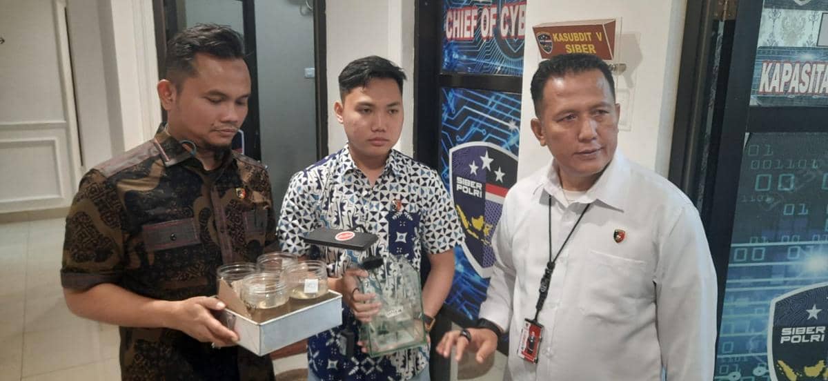 Barang bukti ikan cupang aduan yang disita dari penangkapan pasutri di Palembang (Dok: Ditreskrimsus Polda Sumsel)