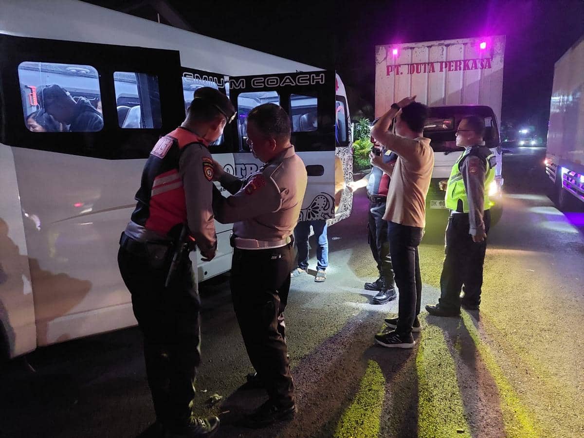Jajaran Polsek Kawasan Pelabuhan Gilimanuk melakukan pengetatan pemeriksaan di pintu keluar Bali dan berhasil mengamankan seorang terduga pelaku tindak pidana penganiayaan saat ia hendak menyeberang ke Pulau Jawa melalui Pelabuhan Gilimanuk, Kabupaten Jembrana, Bali, pada Jumat (12/12/2025) malam.