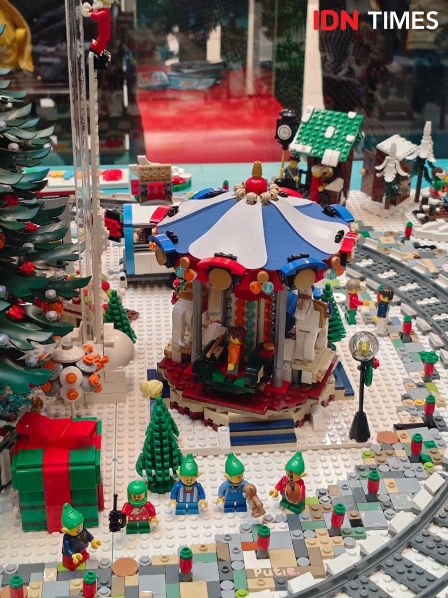 Salah satu instalasi LEGO® Holiday Experience pada Jumat (12/12/2025) di 23 Paskal Bandung, Jawa Barat.