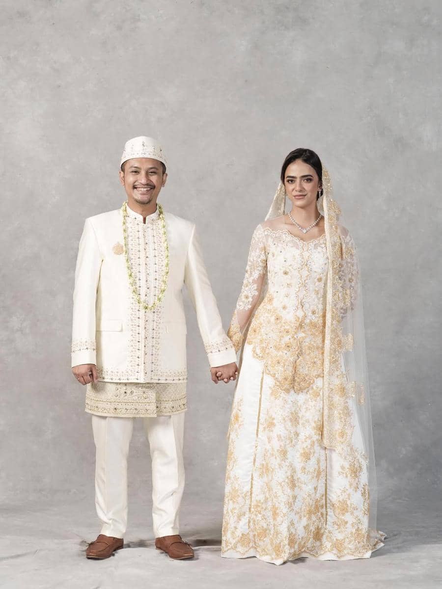 Proof we can behave for 5 minutes only for @panjiindrastudio lens 🤣❤️#HQinMajor (1).jpg