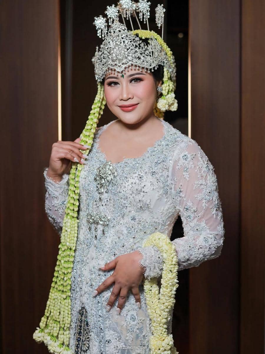 Wedding highlight of @boiyenpesek and @rullyanggiakbar Makeup by @adi_rustanaHairdo by @defansya.jpg