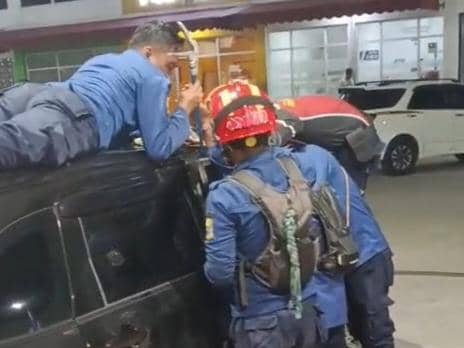 Bocah di Bekasi terkunci di dalam mobil