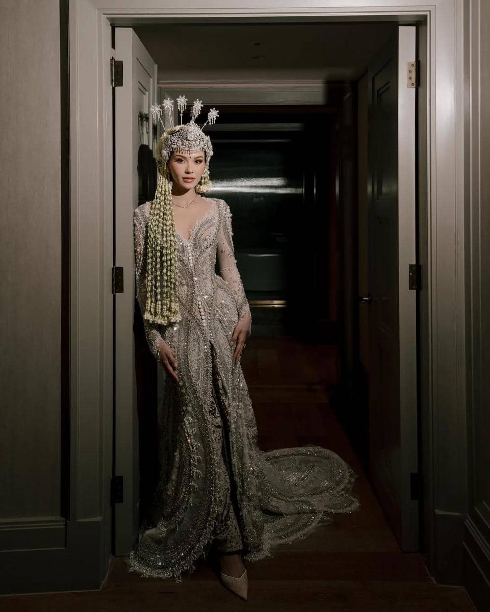 Crowned in heritage. Sundanese bride, with pride. 🤍Photo- @derai.studioBride’s Attire- @texsave.jpg