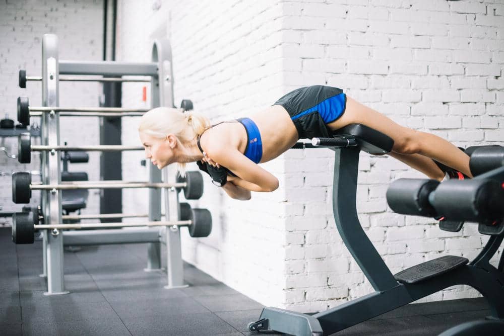 Latihan dengan glute ham raise machine.