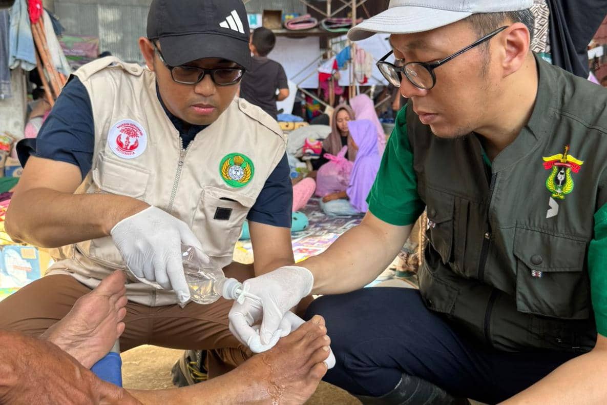 Tim medis Universitas Hasanuddin turun menangani korban bencana di Sumatra. (Dok. Unhas)