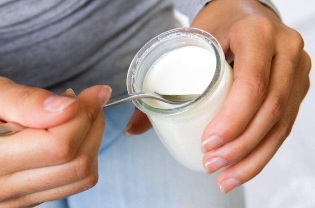 ilustrasi mengonsumsi yogurt 