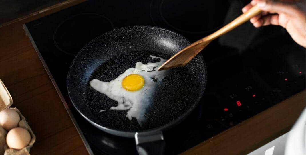 ilustrasi menggoreng telur tanpa minyak (freepik.com/rawpixel.com)