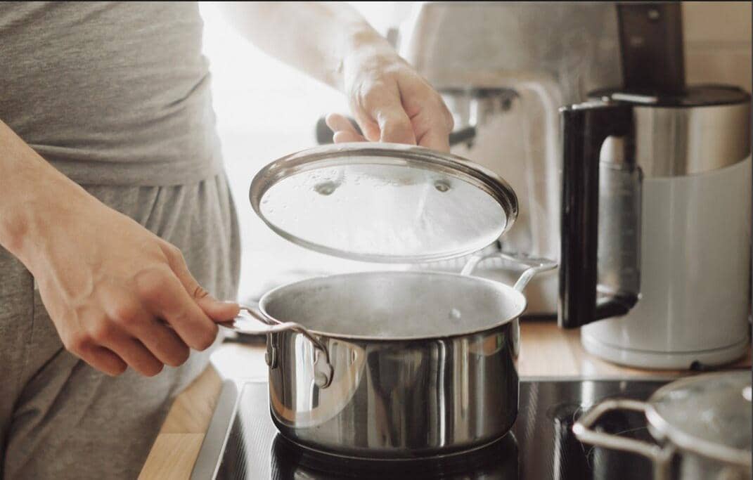 ilustrasi metode steam-frying (freepik.com/valeria-aksakova)