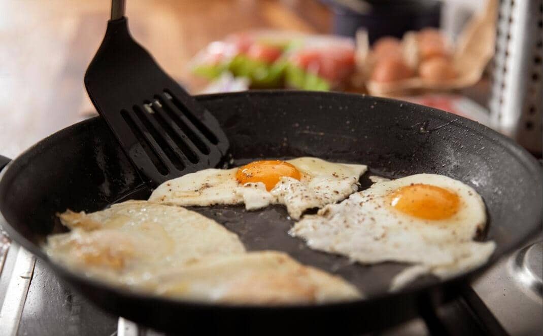 ilustrasi goreng telur tanpa minyak (freepik.com/freepik)