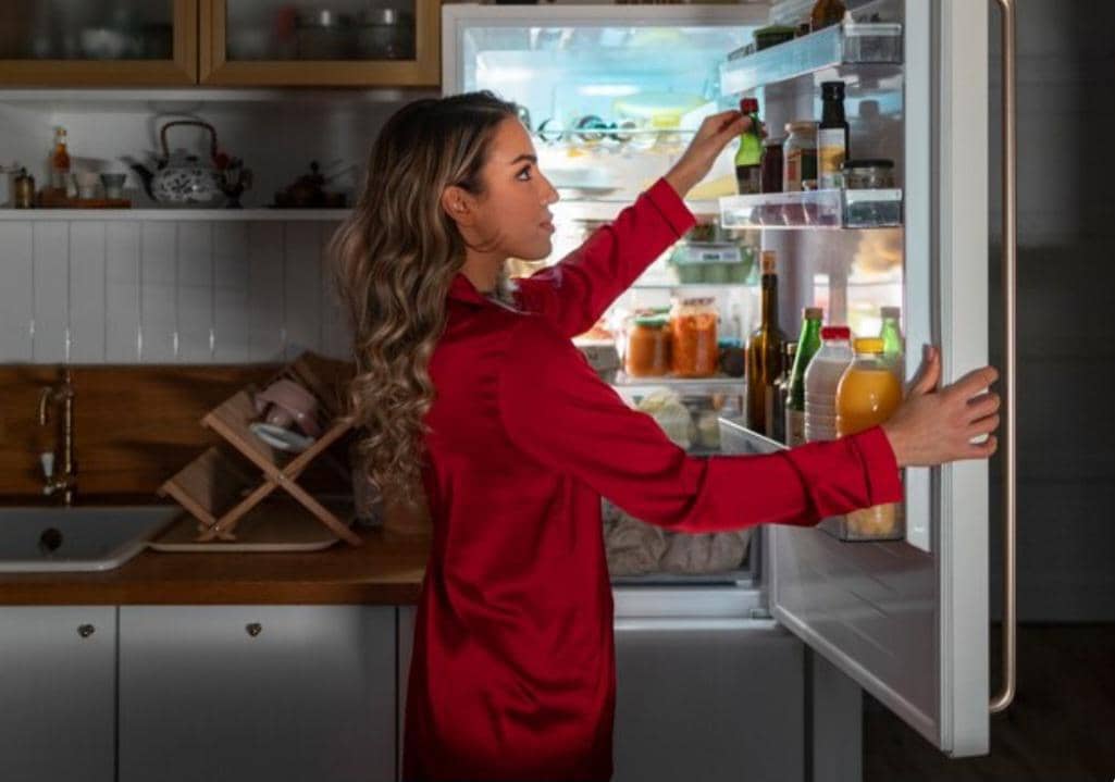 ilustrasi membuka kulkas