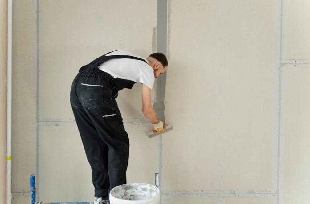 ilustrasi memperbaiki kerusakan tembok