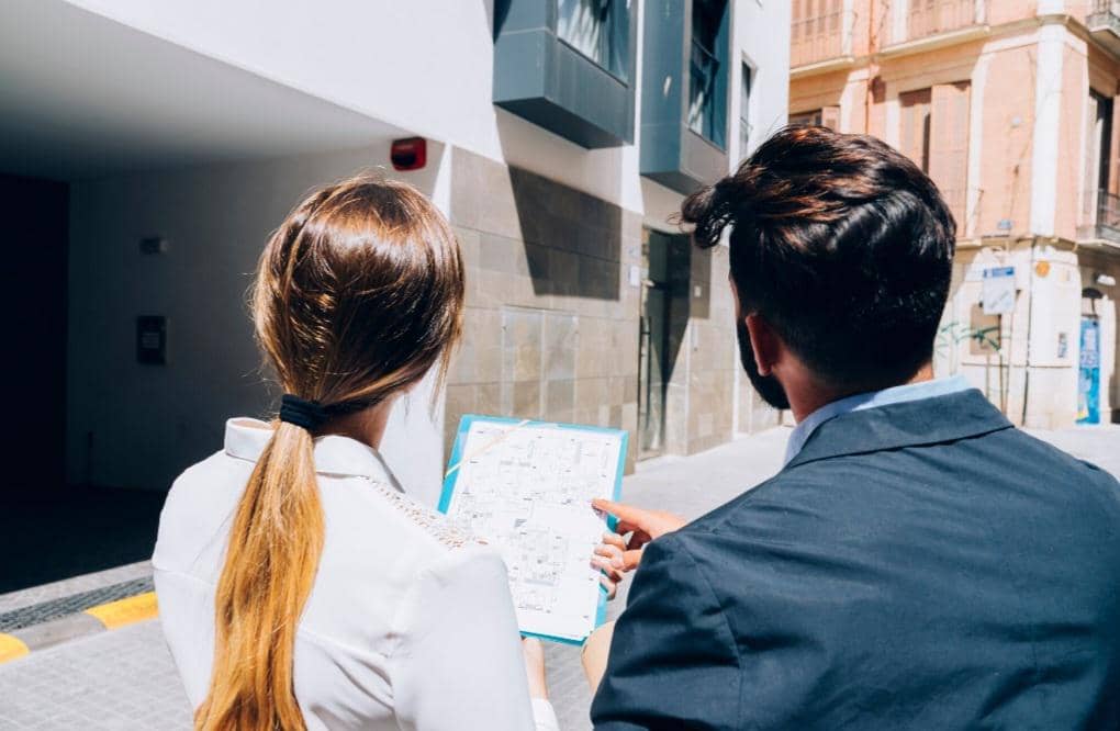 ilustrasi memeriksa kondisi rumah