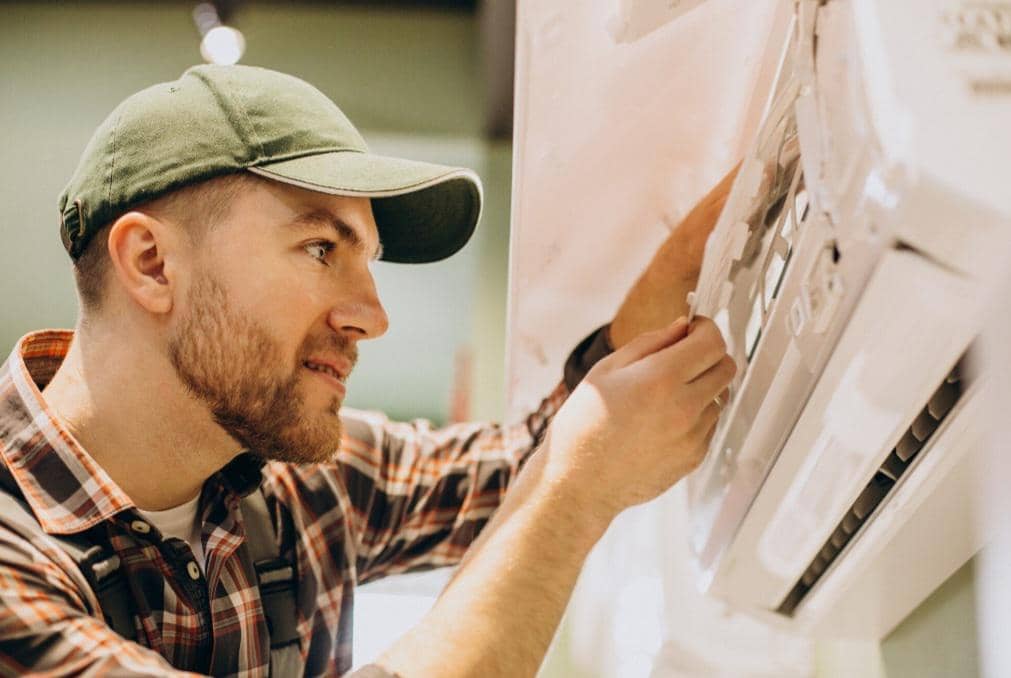 ilustrasi mengecek kondisi AC