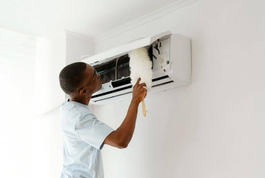 ilustrasi membersihkan AC