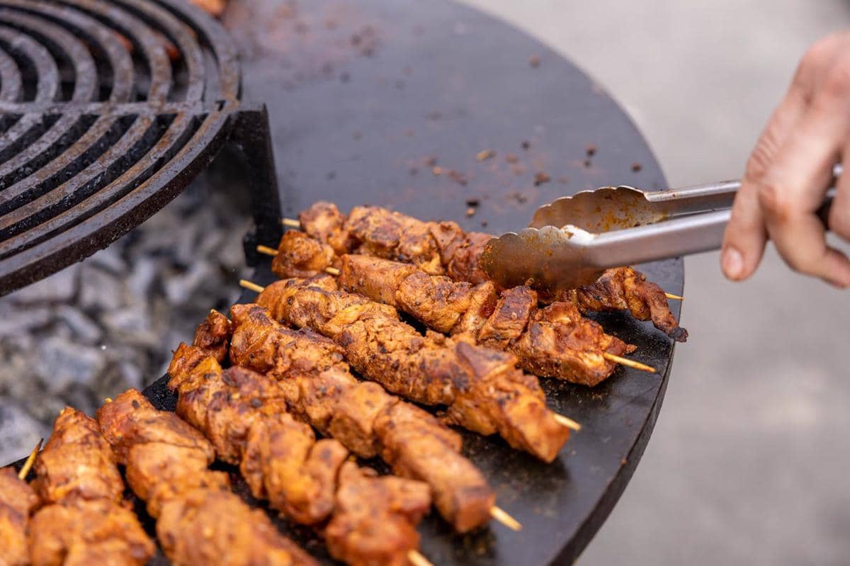 https://www.pexels.com/photo/delicious-grilled-meat-skewers-on-outdoor-barbecue-29274608/