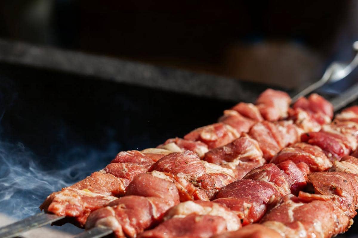 https://www.pexels.com/photo/photo-of-skewers-with-raw-meat-8250368/