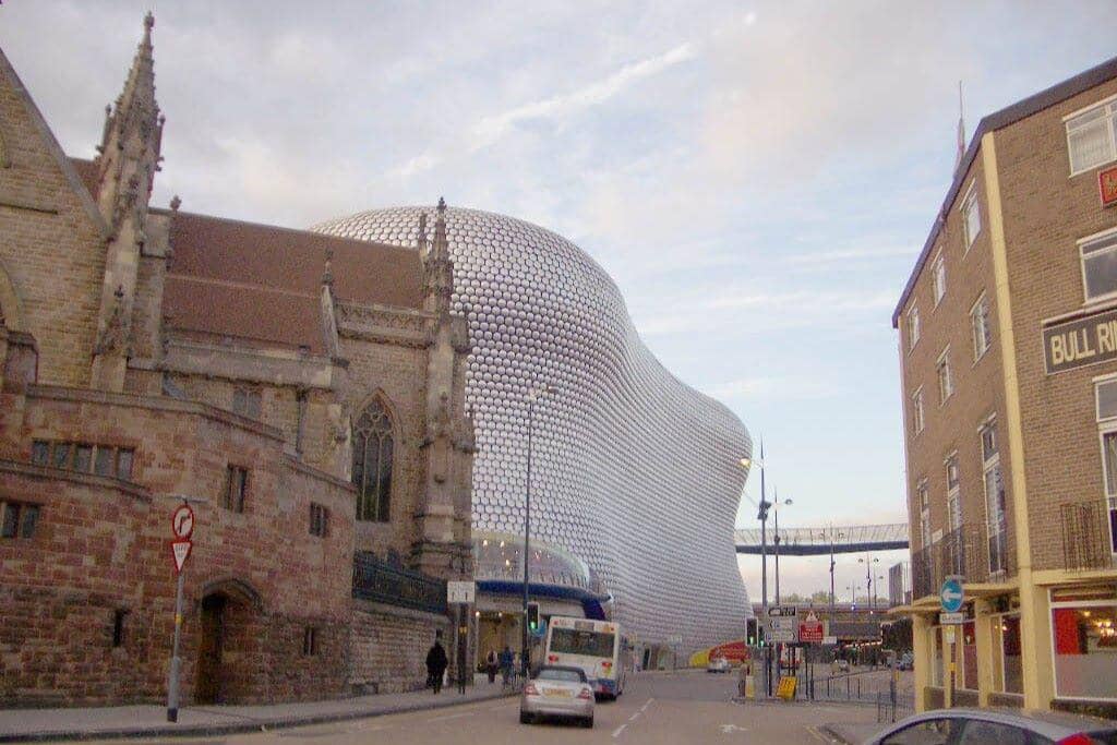 Penampakan kontras Selfridges dengan lingkungannya