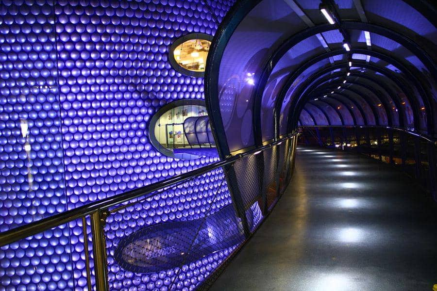 Tampak depan Selfridges Birmingham dari akses pejalan kaki