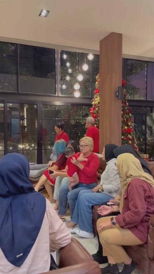 perayaan Natal Erika Carlina (instagram.com/eri.carl)