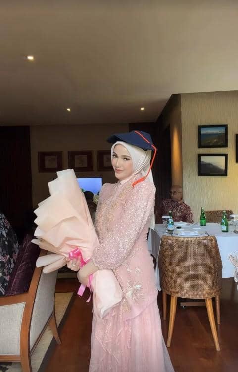 Miskah Shafa Istri Yislam Jaidi Wisuda S1 (instagram.com/miskashf)