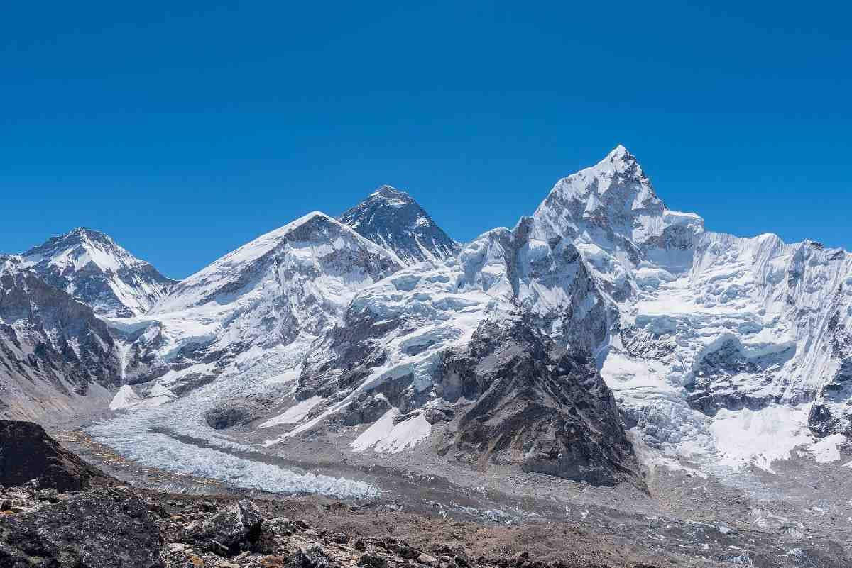 Ilustrasi gunung Everest yang punya batu kapur dan karang purba