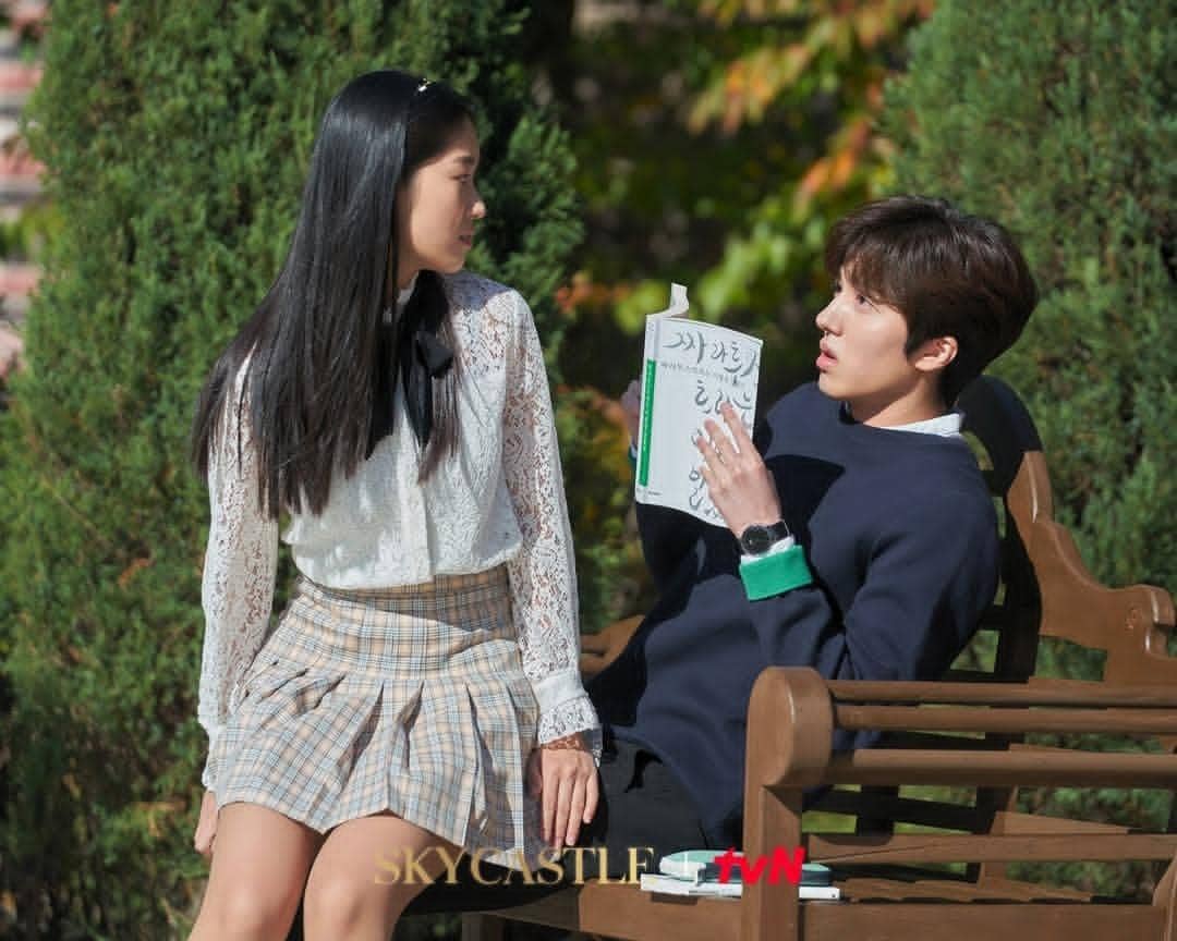 Kim Hye Yoon dan Kang Chani di drama SKY Castle