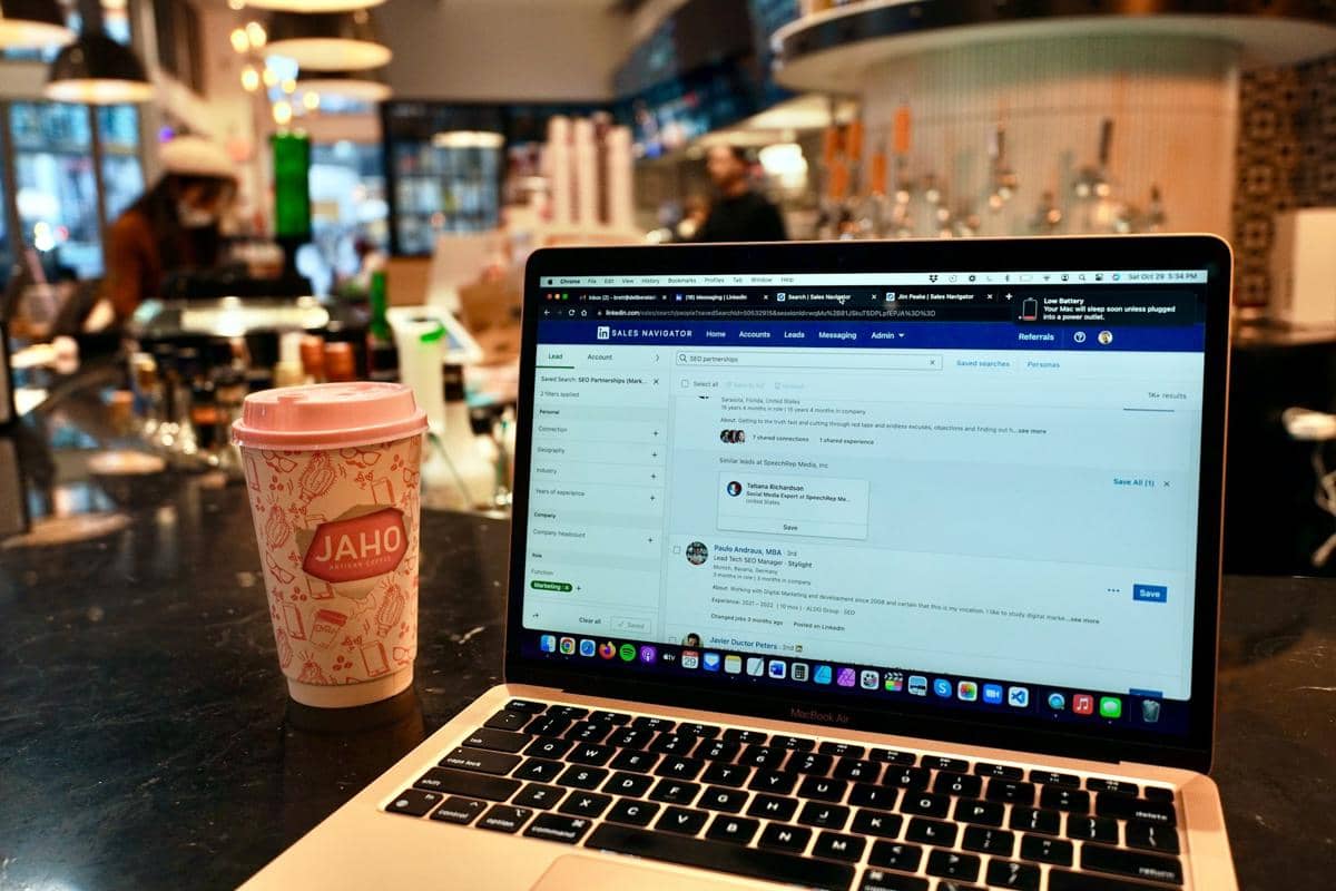 ilustrasi laptop dan kopi