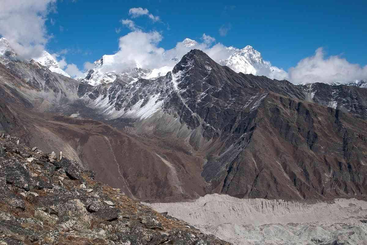 Ilustrasi gunung Everest yang jadi paradoks keindahan di bumi