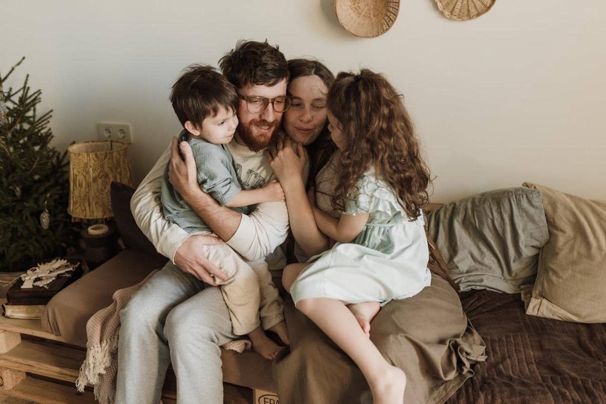 ilustrasi keluarga di rumah