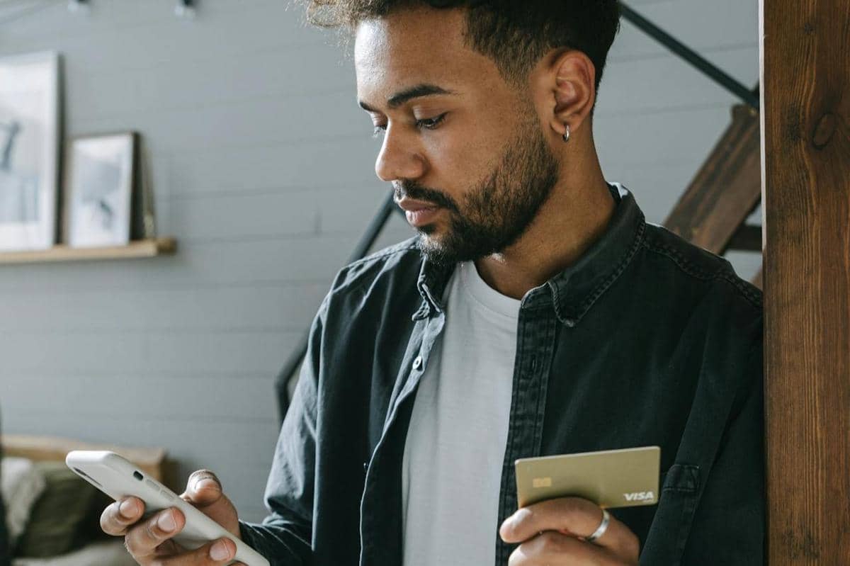 ilustrasi perbedaan BCA dan blu BCA