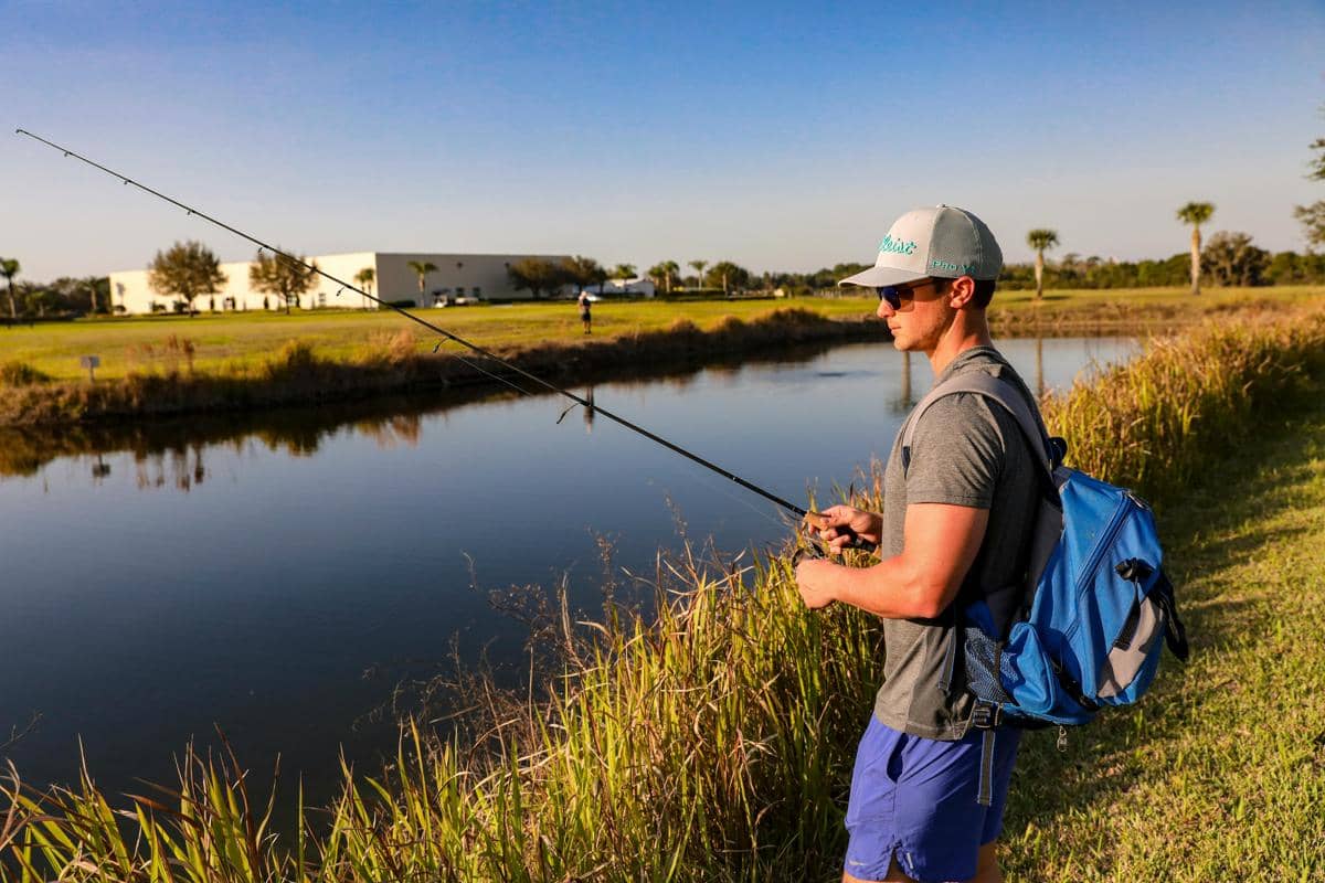 ilustrasi cowok memancing.