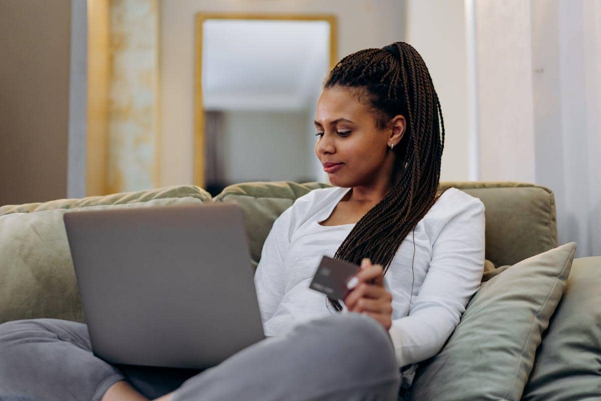 ilustrasi perbedaan BCA dan blu BCA