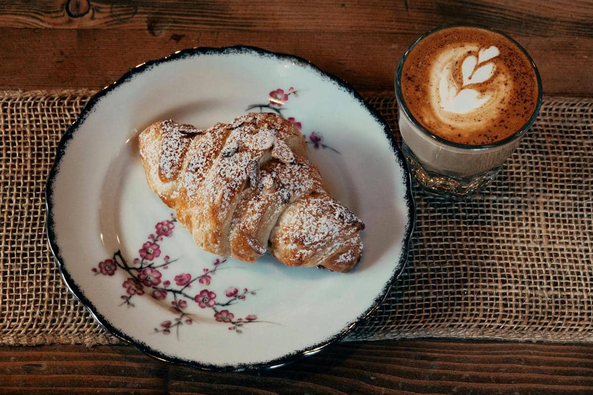 ilustrasi croissant dan minuman