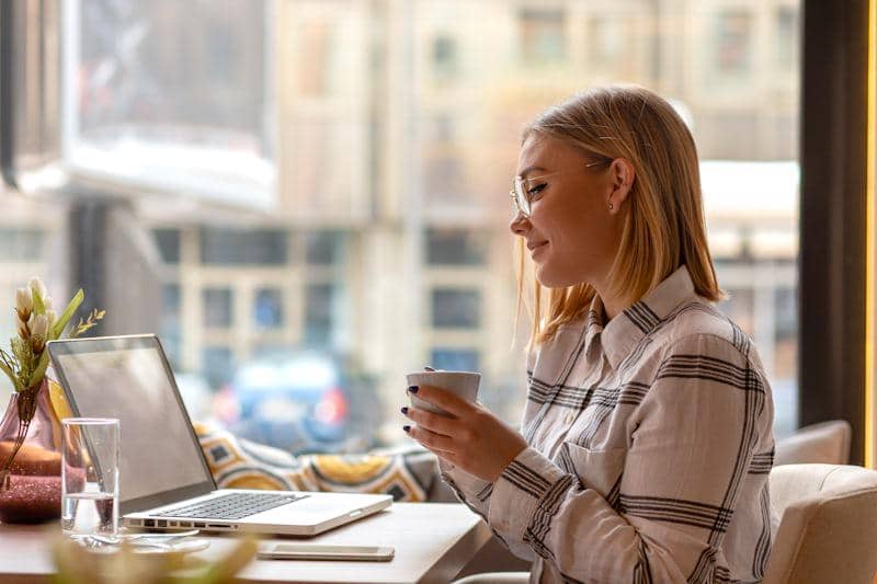 ilustrasi bekerja di cafe