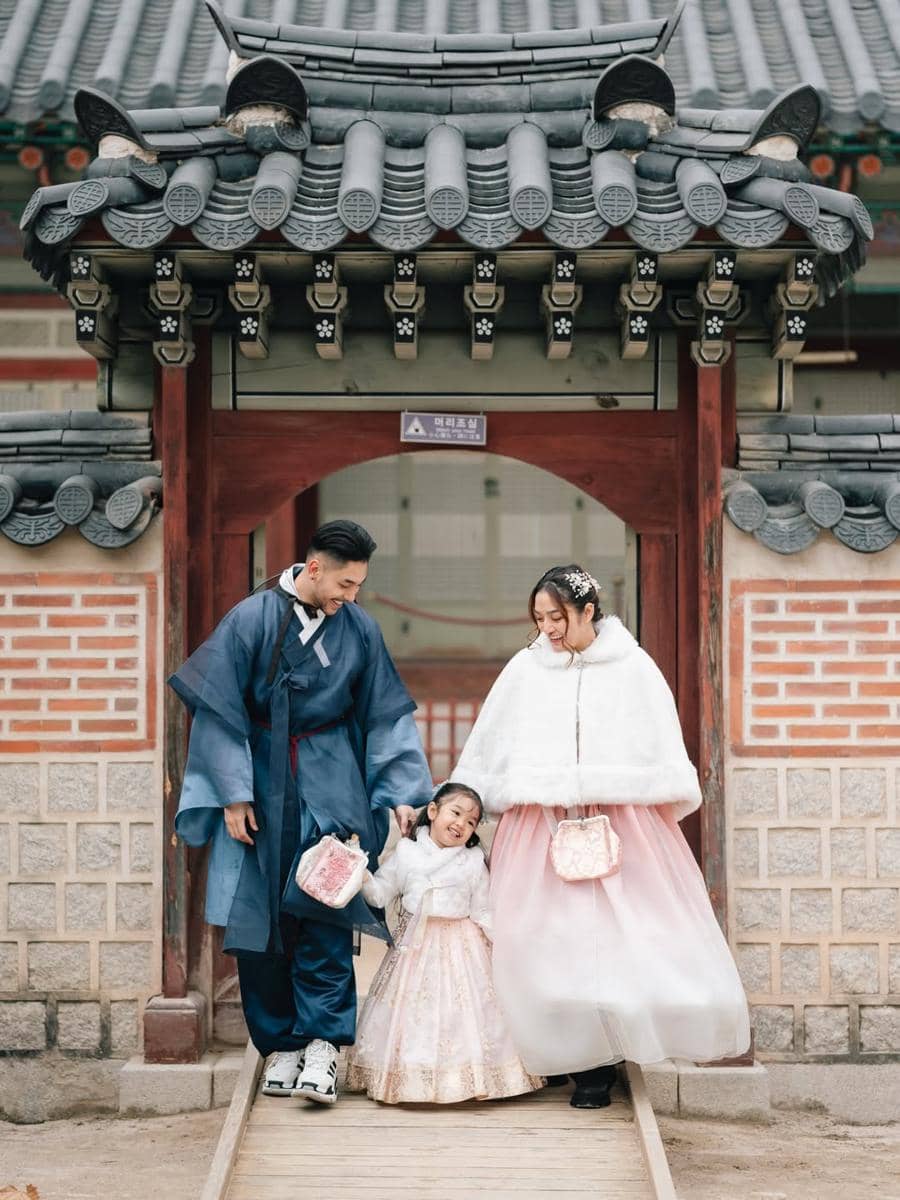 Photoshoot keluarga Siti Badriah berbusana hanbok di Seoul