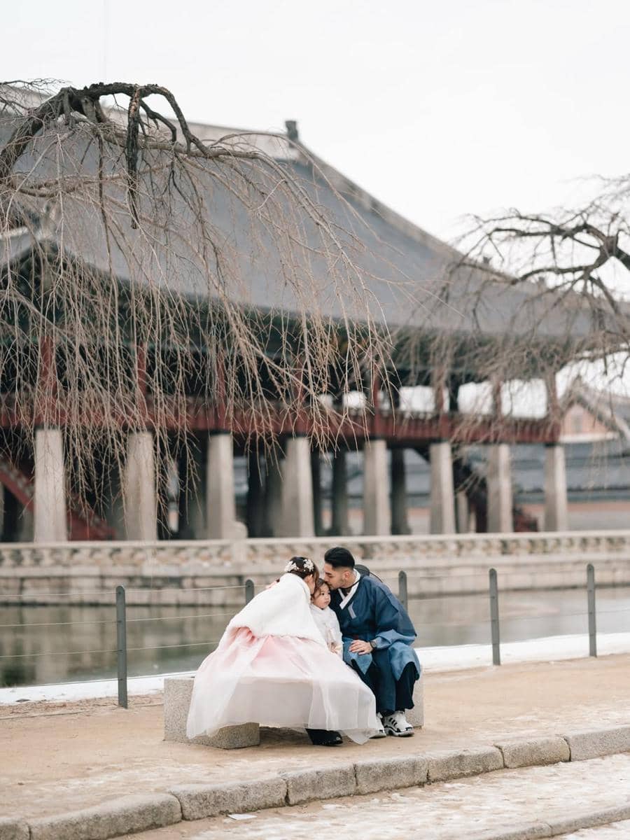 Photoshoot keluarga Siti Badriah berbusana hanbok di Seoul