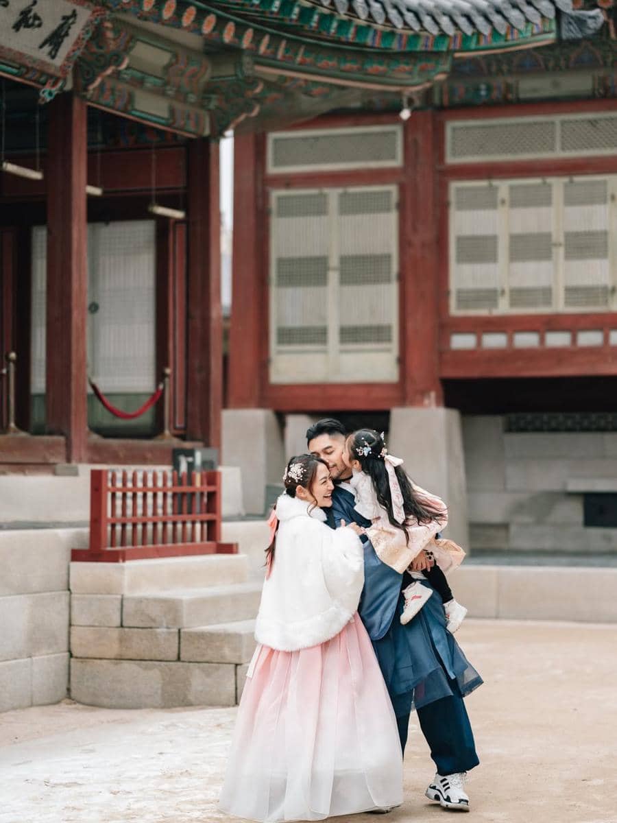 Photoshoot keluarga Siti Badriah berbusana hanbok di Seoul