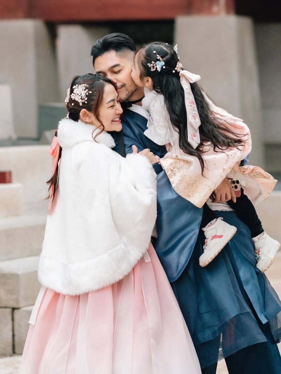 Photoshoot keluarga Siti Badriah berbusana hanbok di Seoul