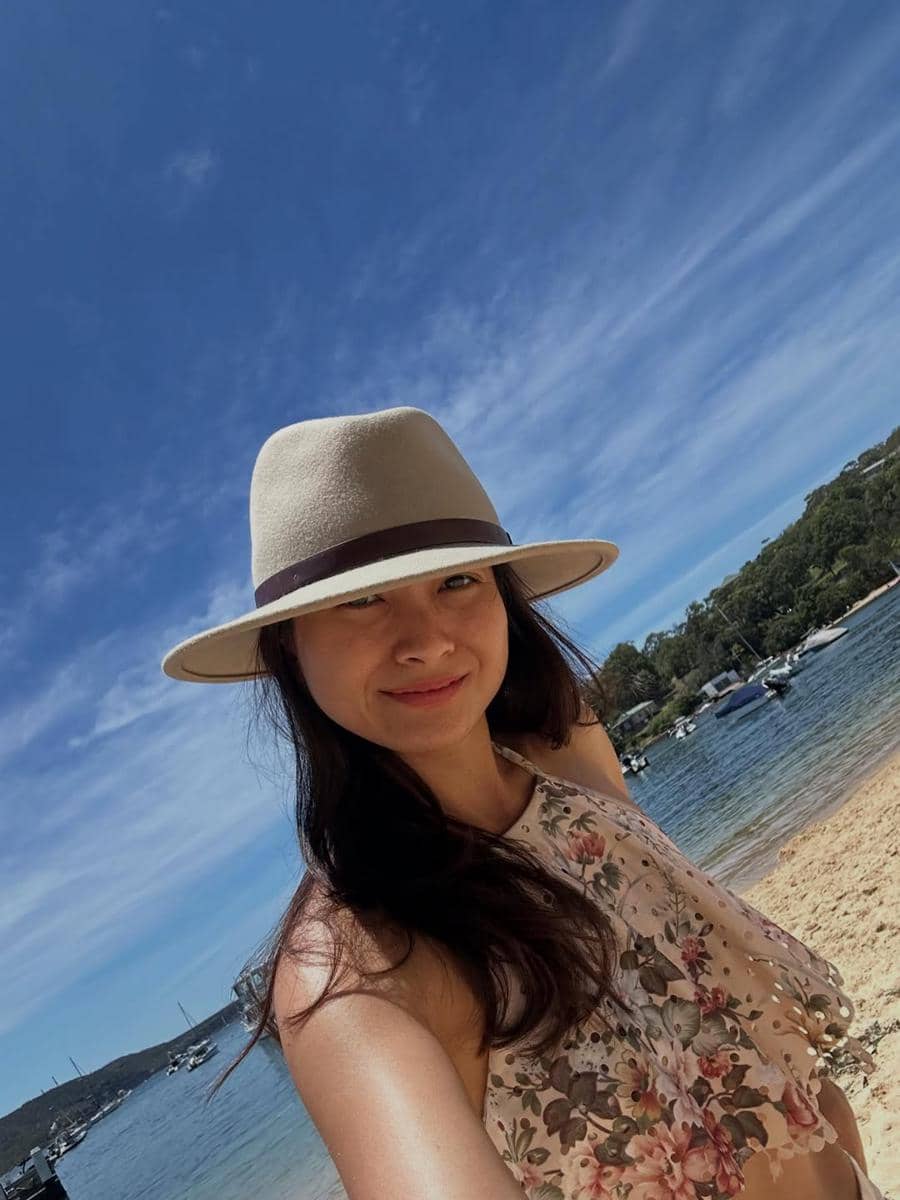 Acha Septriasa bersepeda dan main di pantai dengan Bridgia