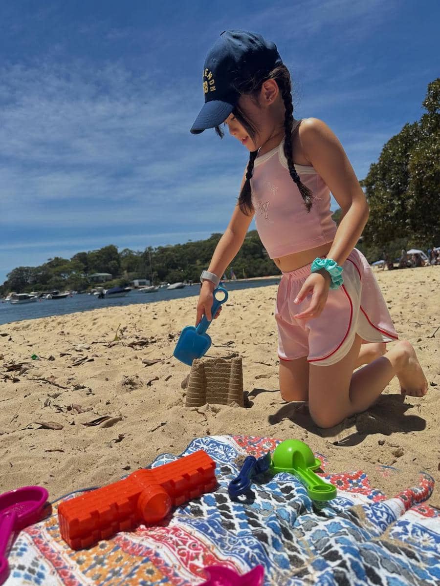 Acha Septriasa bersepeda dan main di pantai dengan Bridgia