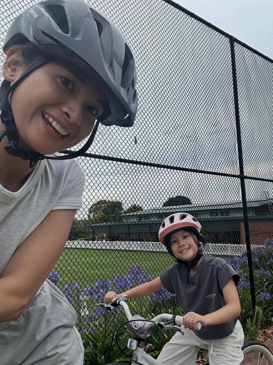 Acha Septriasa bersepeda dan main di pantai dengan Bridgia