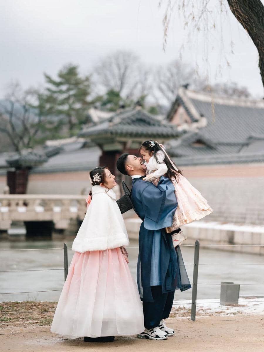 Photoshoot keluarga Siti Badriah berbusana hanbok di Seoul