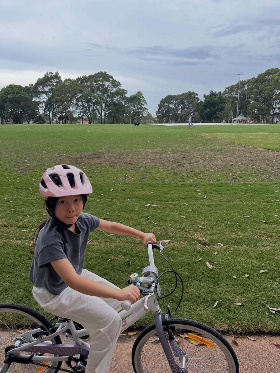 Acha Septriasa bersepeda dan main di pantai dengan Bridgia