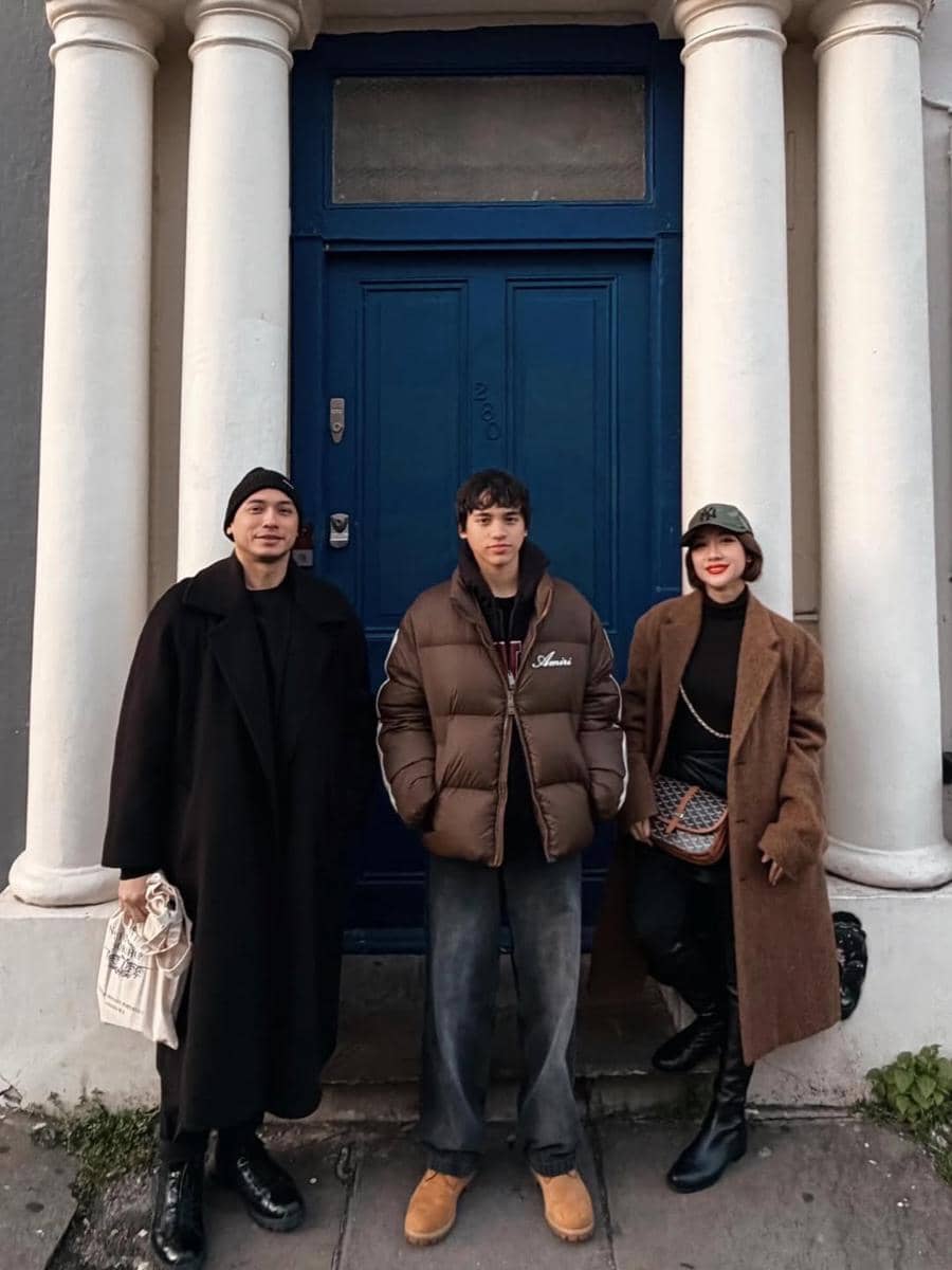 Keluarga BCL asyik jalan-jalan di Notting Hill.