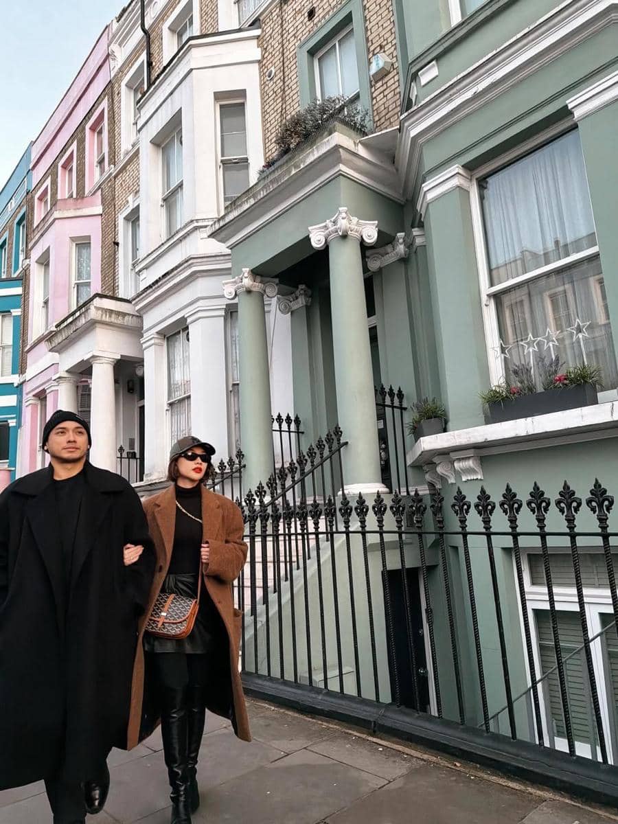 Keluarga BCL asyik jalan-jalan di Notting Hill.
