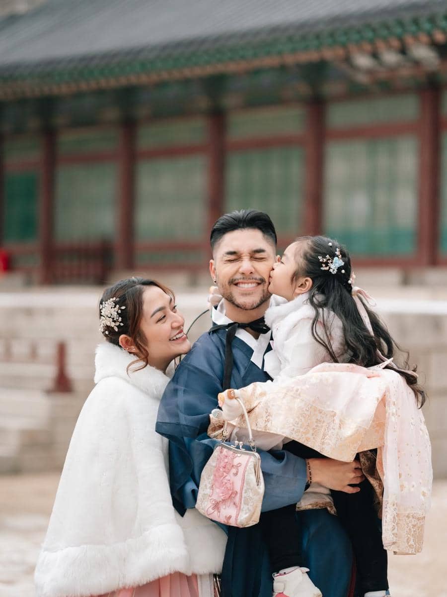 Photoshoot keluarga Siti Badriah berbusana hanbok di Seoul