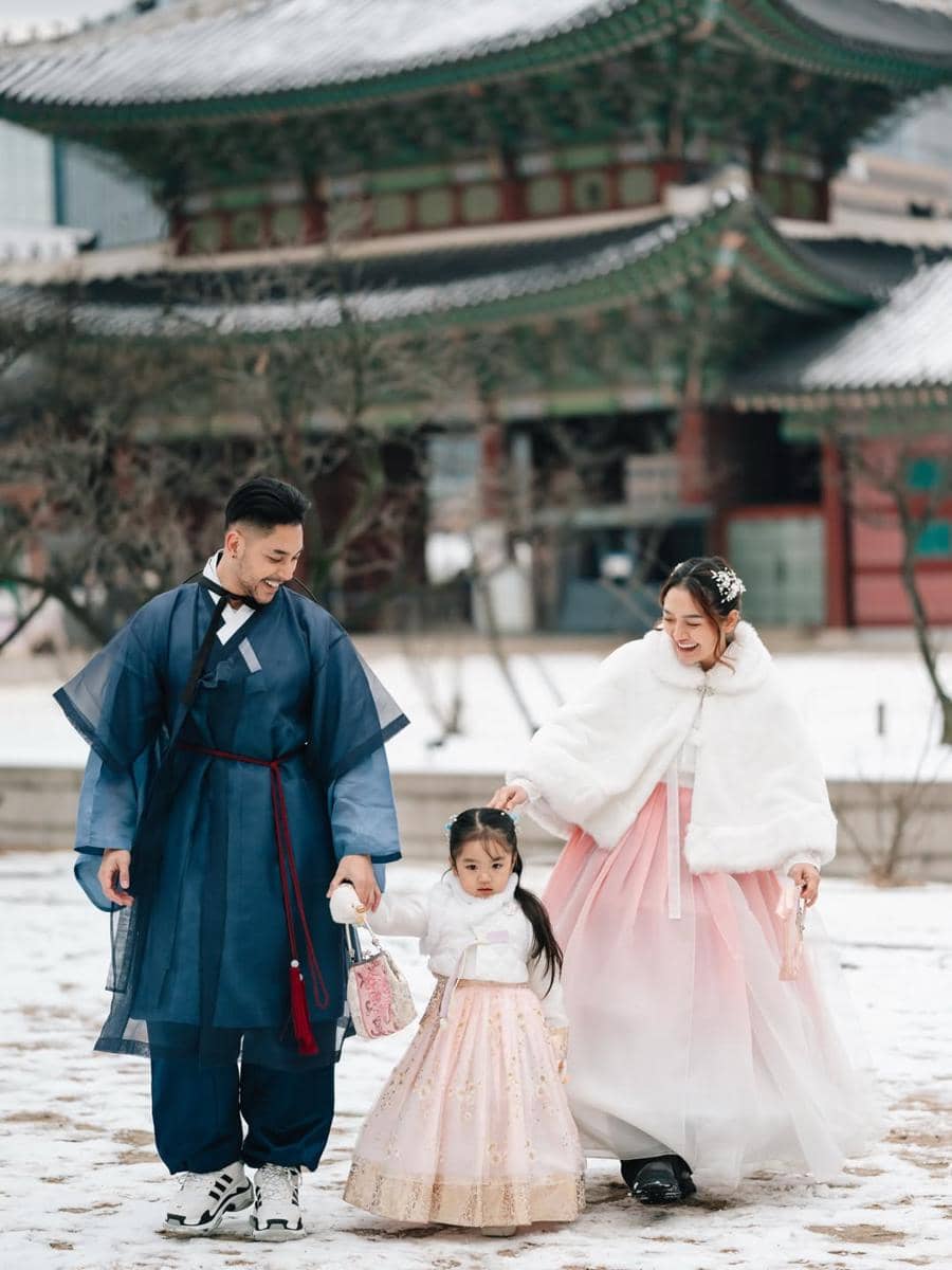 Photoshoot keluarga Siti Badriah berbusana hanbok di Seoul