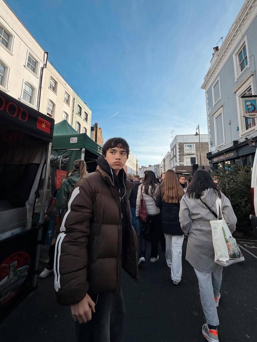 Keluarga BCL asyik jalan-jalan di Notting Hill.