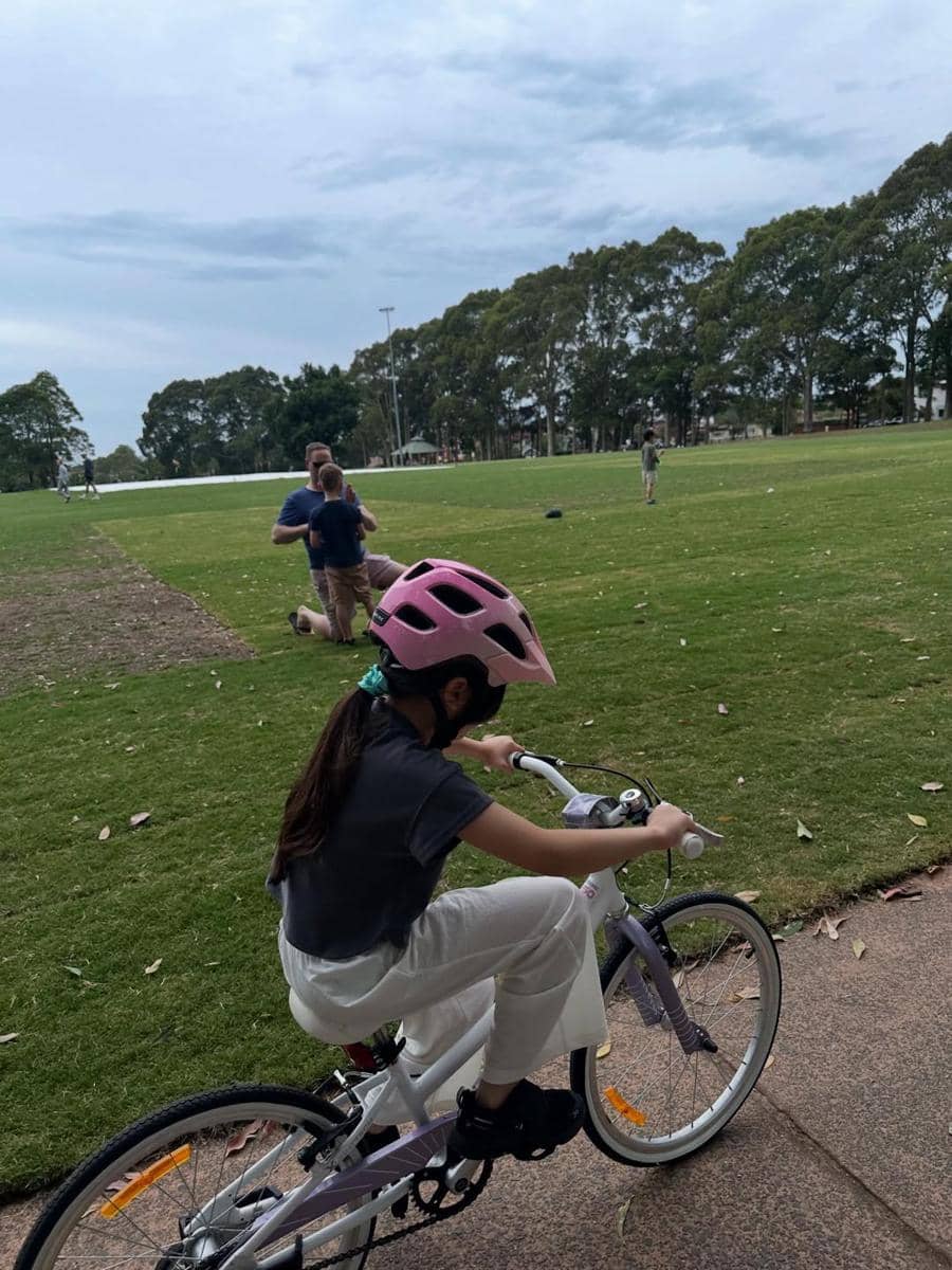 Acha Septriasa bersepeda dan main di pantai dengan Bridgia